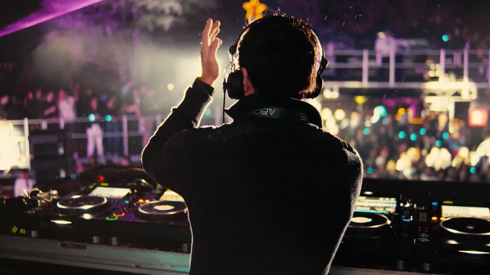 DJ en cabina frente a la multitud