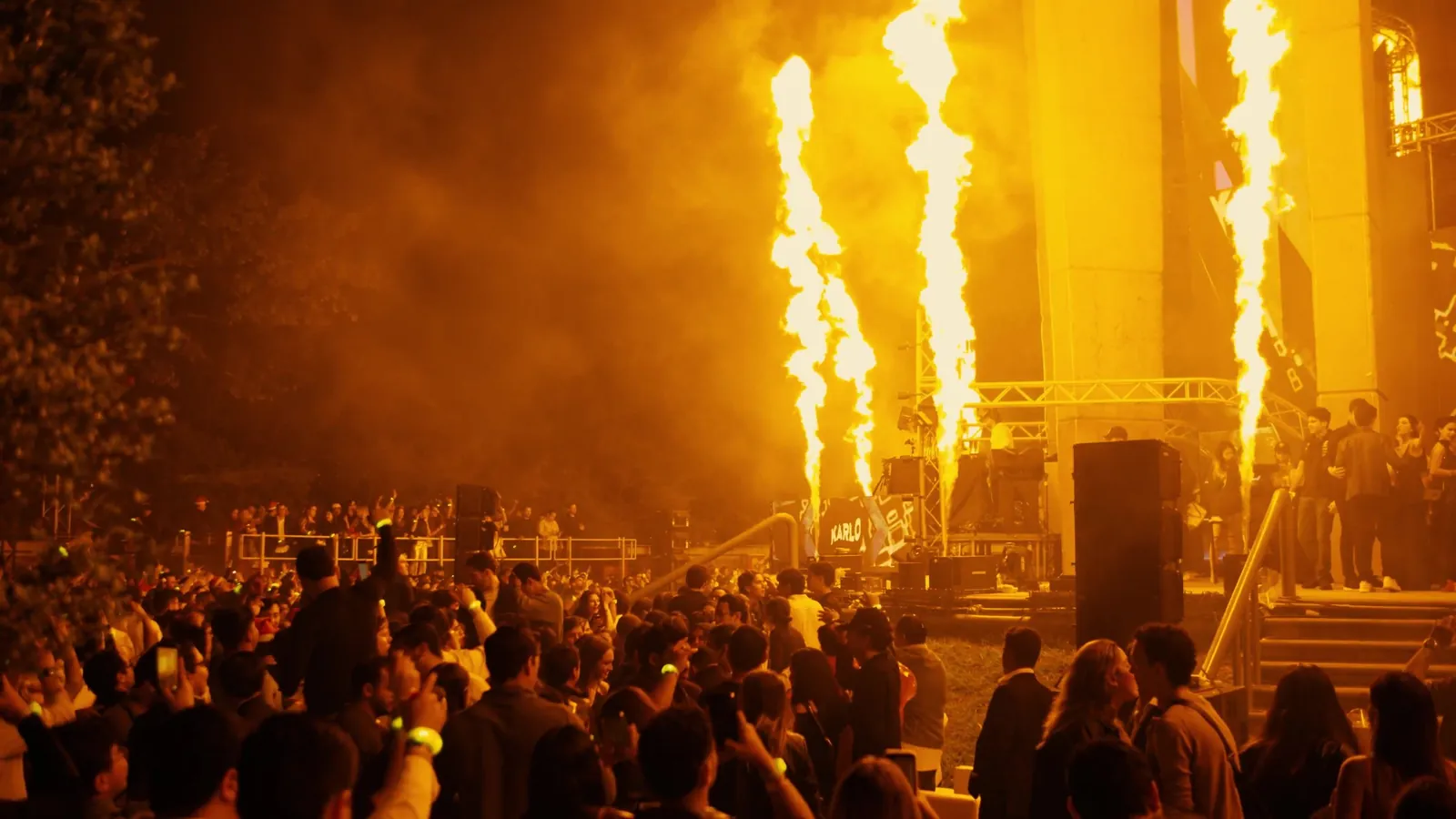 Público frente al escenario con llamas